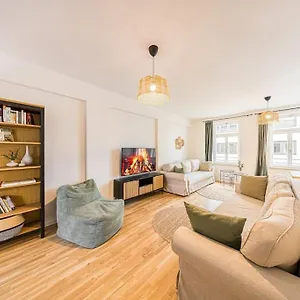 Stylisches Zentrales City-apartment Mit 2 Balkonen Apartment